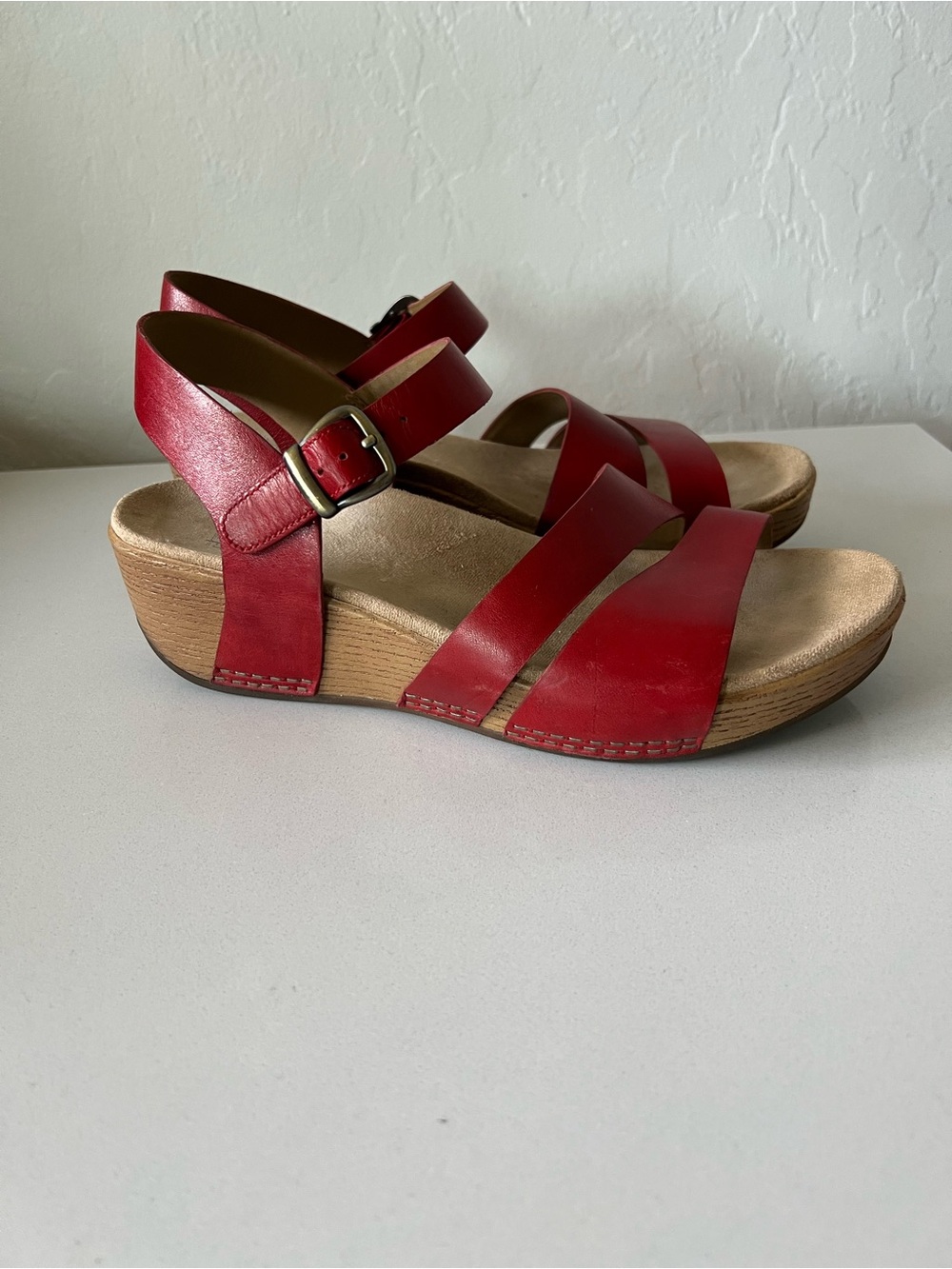 Dansko Brick Red Leather Lindsay Wedge Buckle Sandal Size 39 - Picture 3 of 10